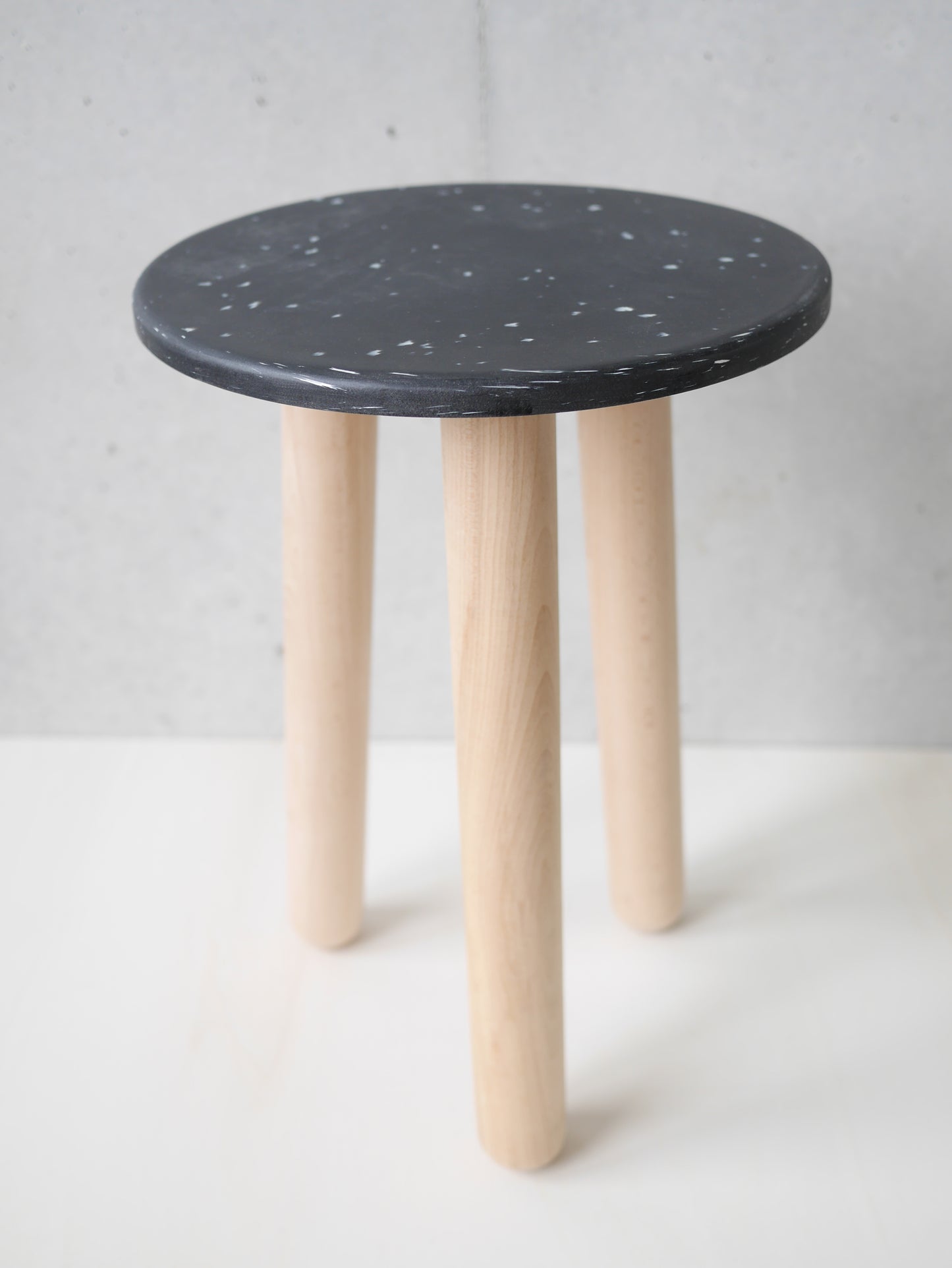 Tabouret tripode